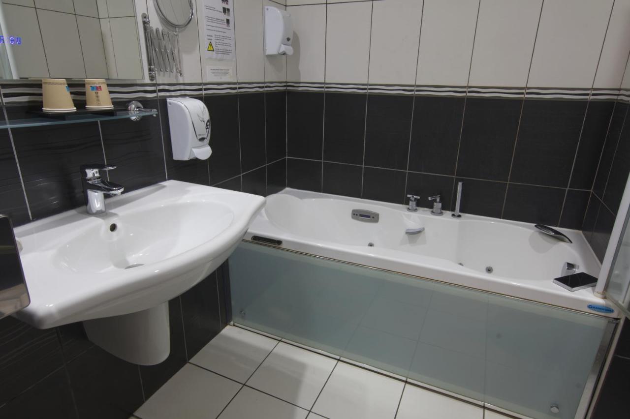 Logis Hotel Centrotel Et Spa Bulles D'Allier 몽마로 외부 사진